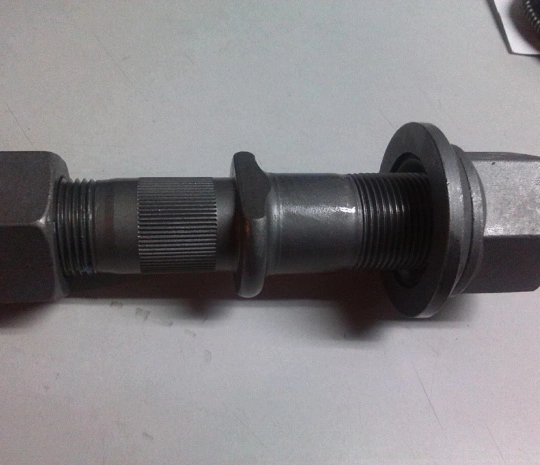 Шпилька ,гайка задняя Евро (правая резьба М22/М24) (L=136mm) {SHUCHI  6126, HIGER 6885}